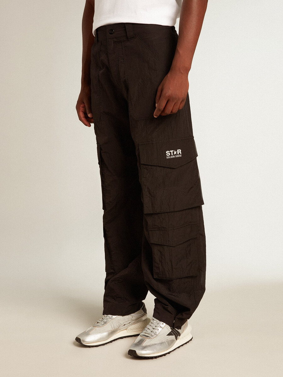 svarta cargobyxor i ripstop-nylon