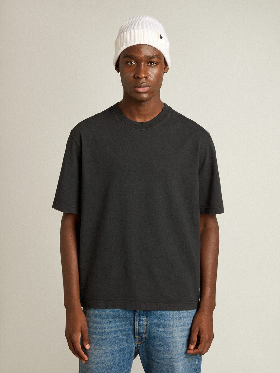 t-shirt i tvättad svart med omvänd logotyp på baksidan - jersey capsule
