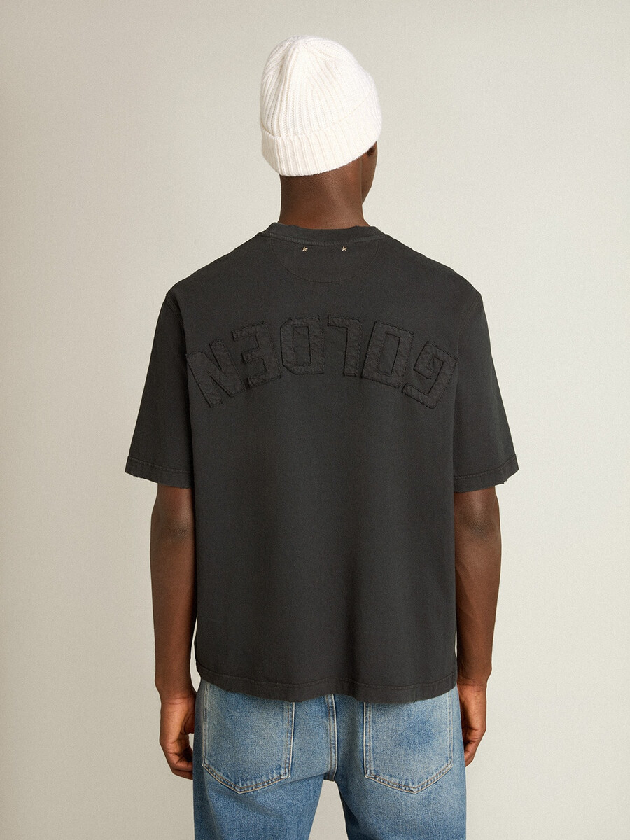t-shirt i tvättad svart med omvänd logotyp på baksidan - jersey capsule