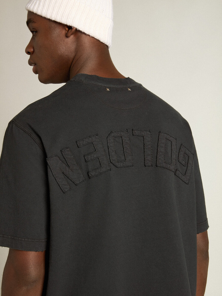 t-shirt i tvättad svart med omvänd logotyp på baksidan - jersey capsule