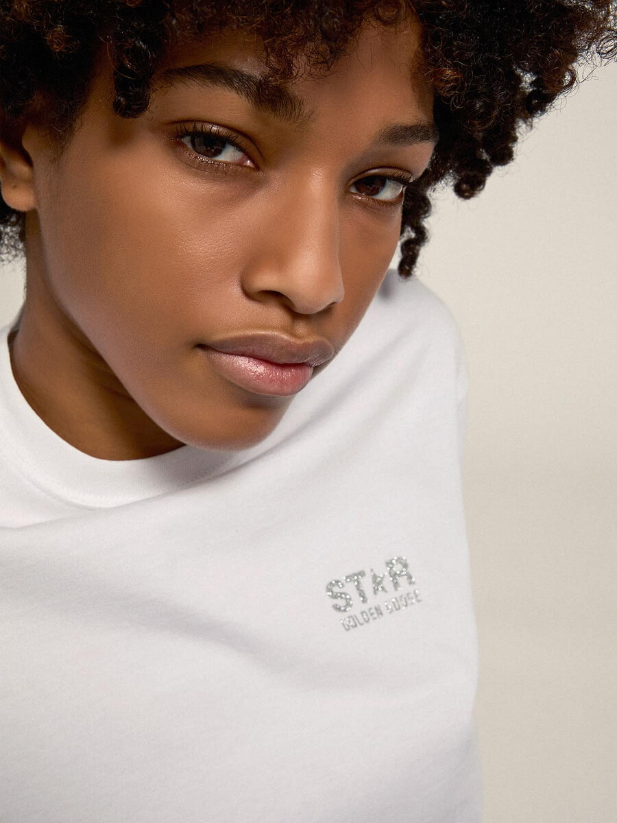 vit t-shirt för kvinnor med silverglitterlogotyp och stjärna