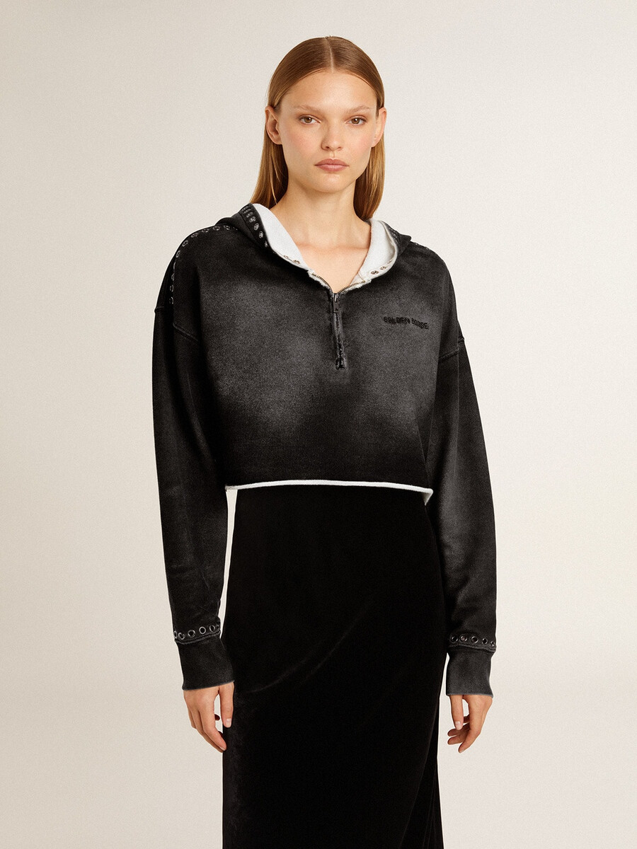 grå beskuren sweatshirt med en inbyggd look