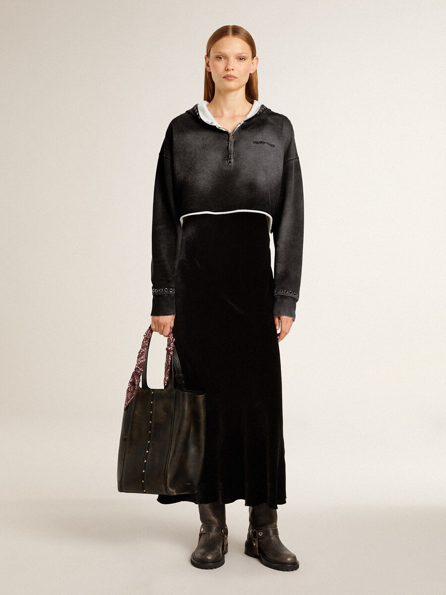 grå beskuren sweatshirt med en inbyggd look