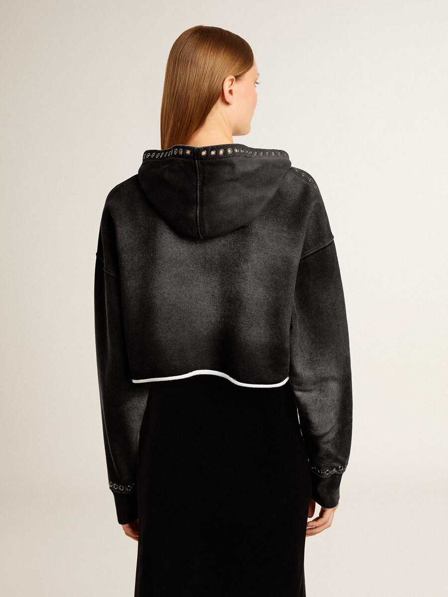grå beskuren sweatshirt med en inbyggd look