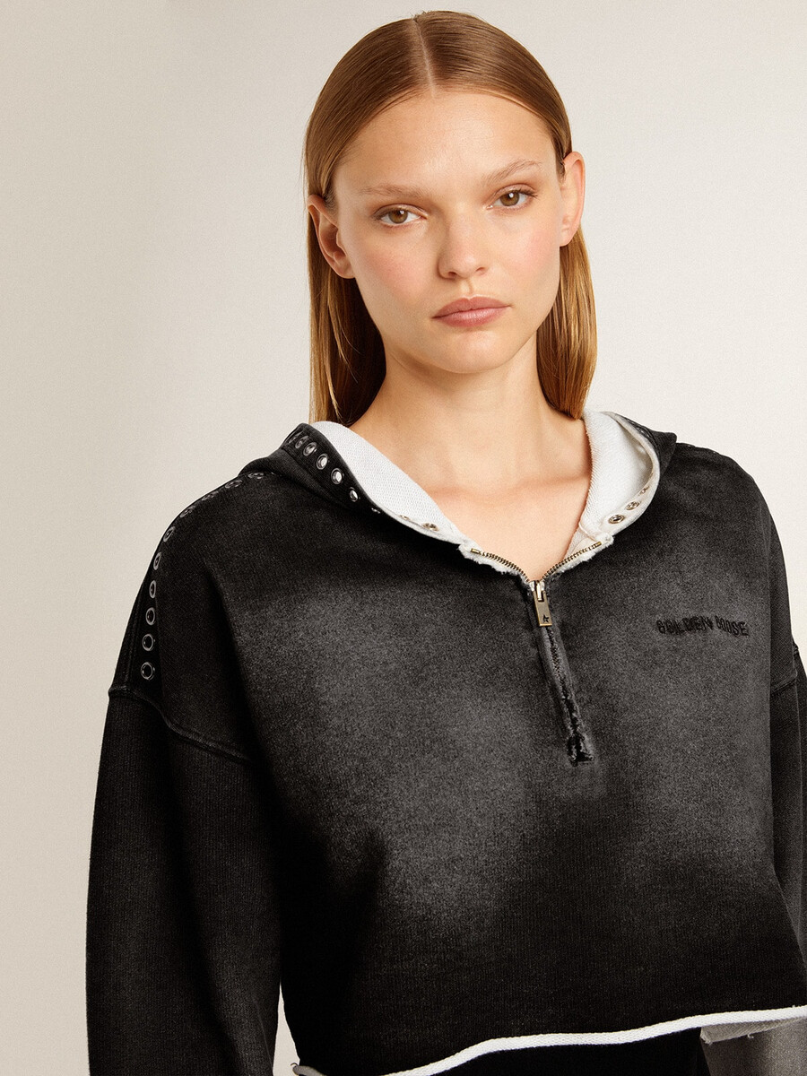 grå beskuren sweatshirt med en inbyggd look