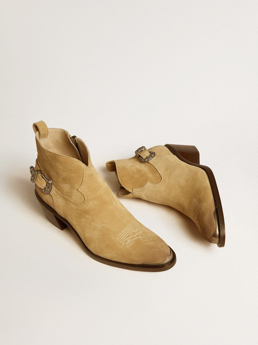 patty ankelboots i sandfärgad vaxad mocka