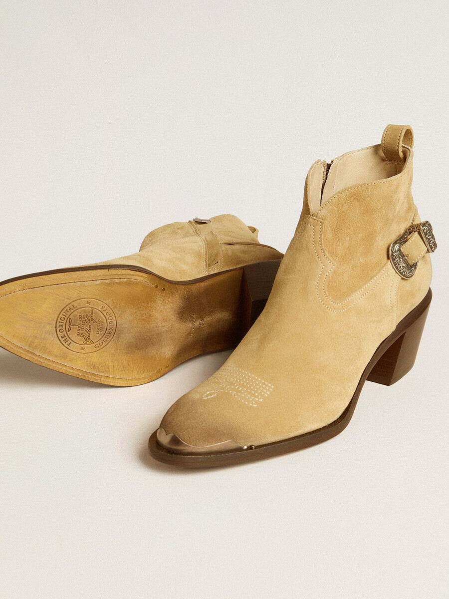 patty ankelboots i sandfärgad vaxad mocka