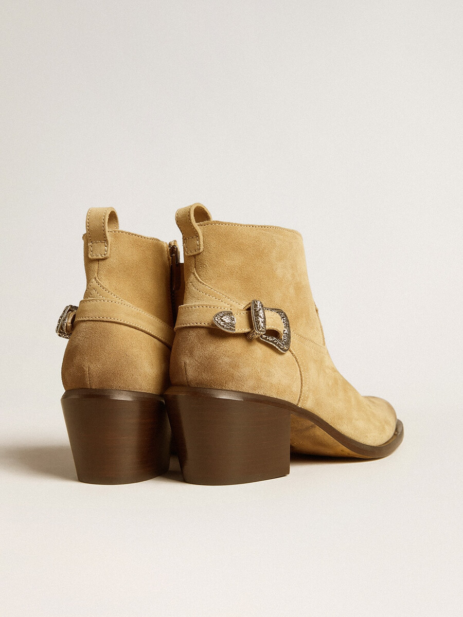 patty ankelboots i sandfärgad vaxad mocka