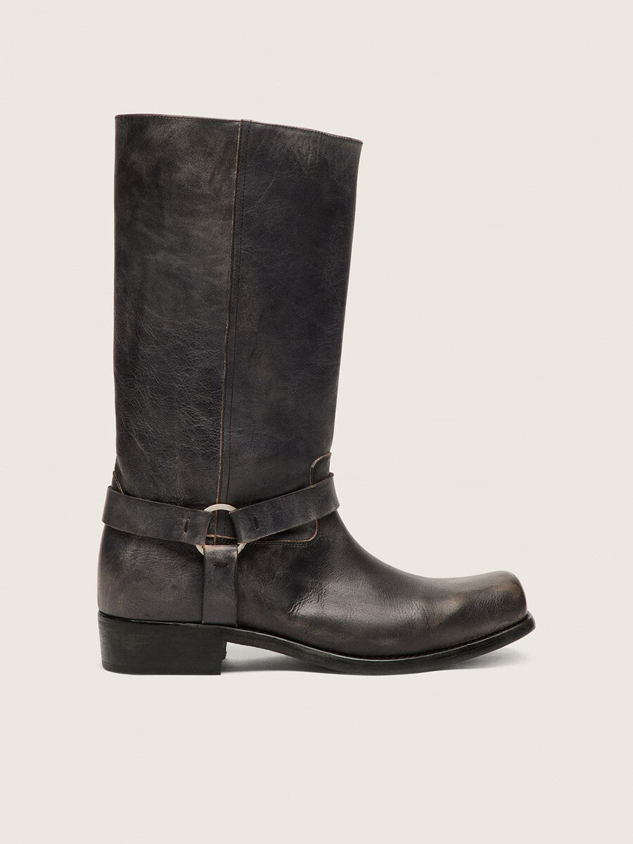 höga bikerboots för kvinnor i svart läder med rem och silverfärgat spänne