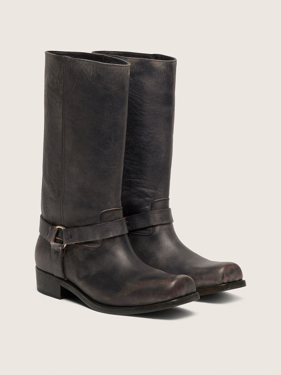 höga bikerboots för kvinnor i svart läder med rem och silverfärgat spänne