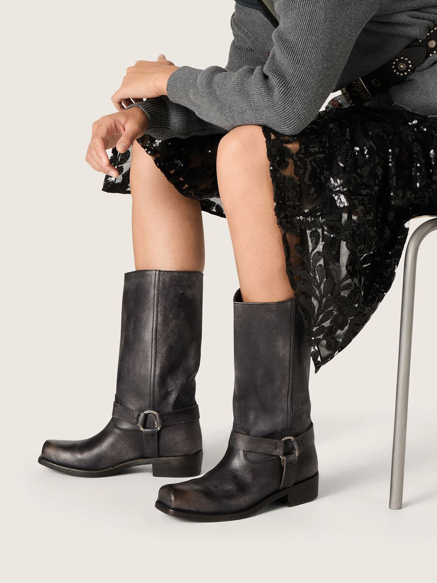höga bikerboots för kvinnor i svart läder med rem och silverfärgat spänne