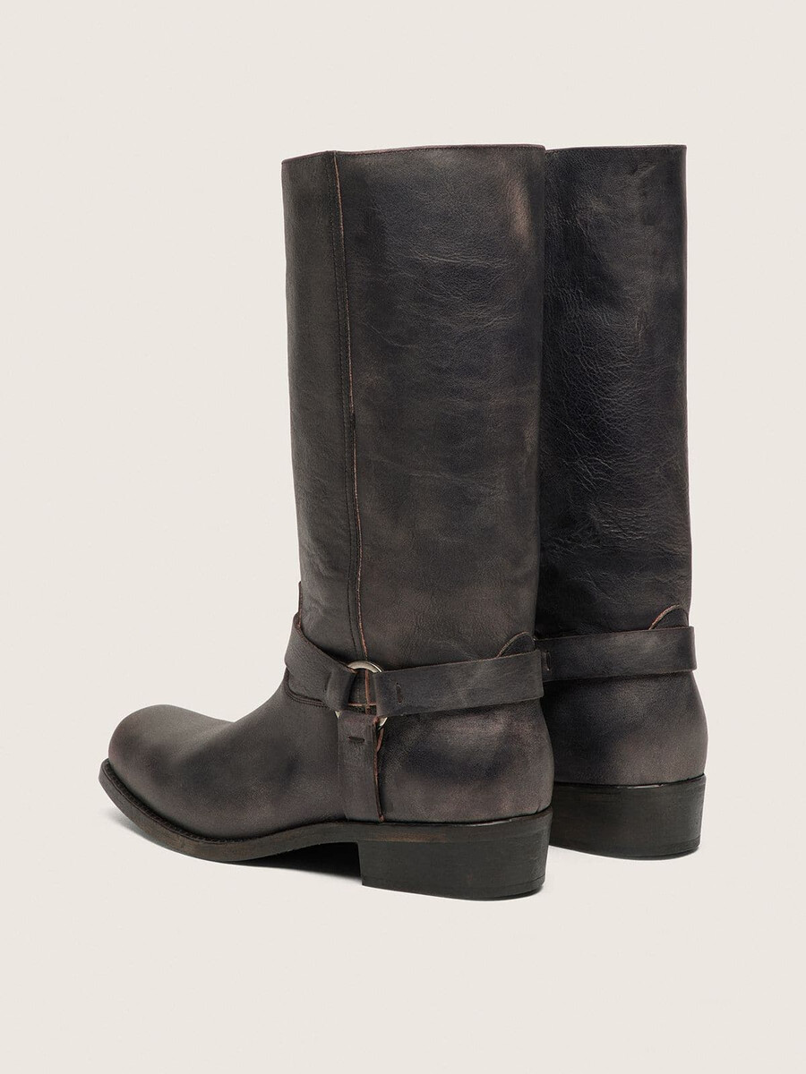 höga bikerboots för kvinnor i svart läder med rem och silverfärgat spänne