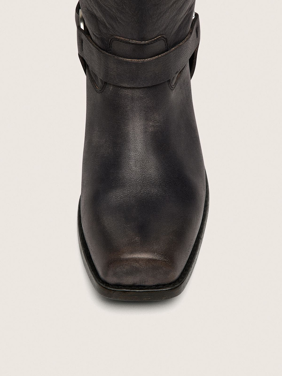 höga bikerboots för kvinnor i svart läder med rem och silverfärgat spänne