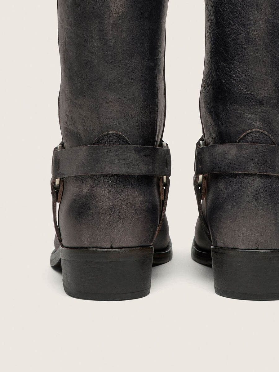 höga bikerboots för kvinnor i svart läder med rem och silverfärgat spänne
