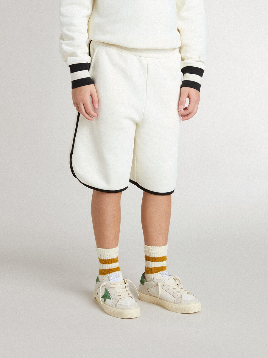 vita pojkshorts med broderad logotyp