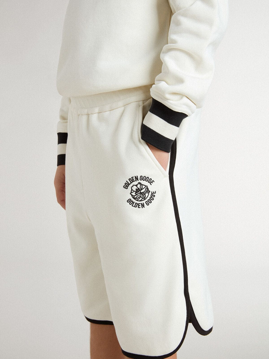 vita pojkshorts med broderad logotyp