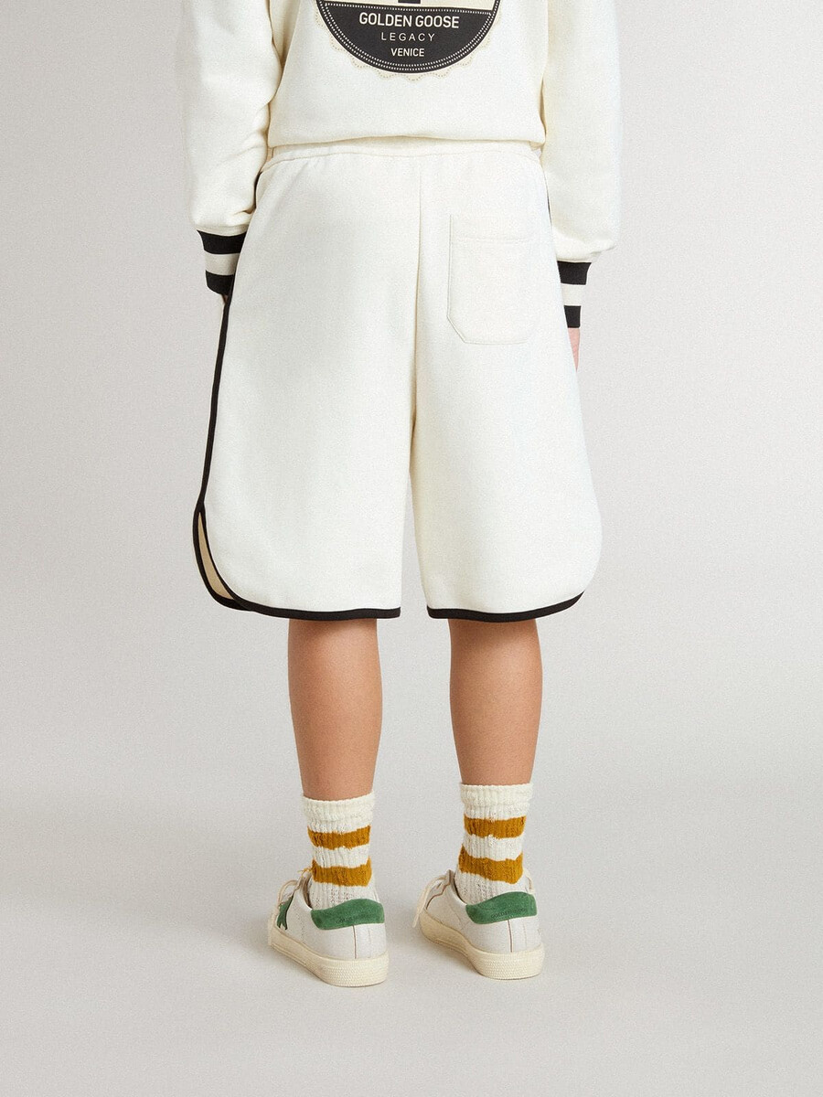 vita pojkshorts med broderad logotyp