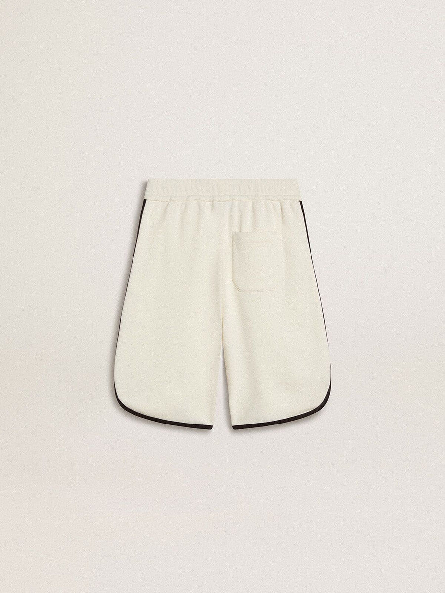 vita pojkshorts med broderad logotyp