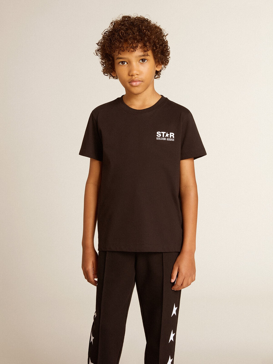 svart t-shirt med kontrasterande vit logotyp framtill och maxistjärna baktill