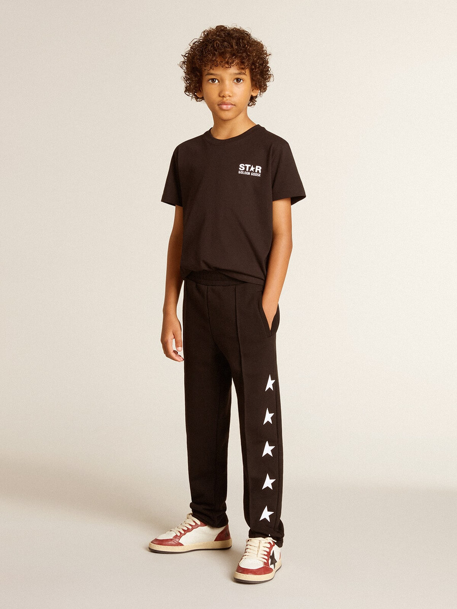 svart t-shirt med kontrasterande vit logotyp framtill och maxistjärna baktill