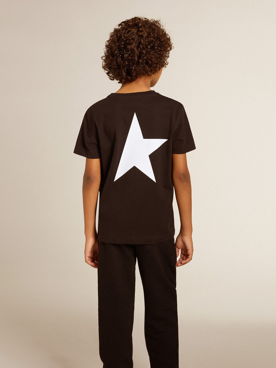 svart t-shirt med kontrasterande vit logotyp framtill och maxistjärna baktill