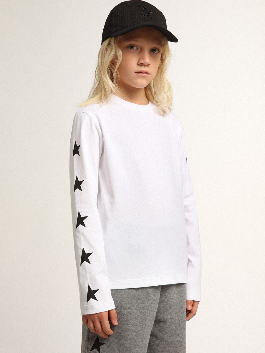 vit långärmad t-shirt med kontrasterande svarta stjärnor