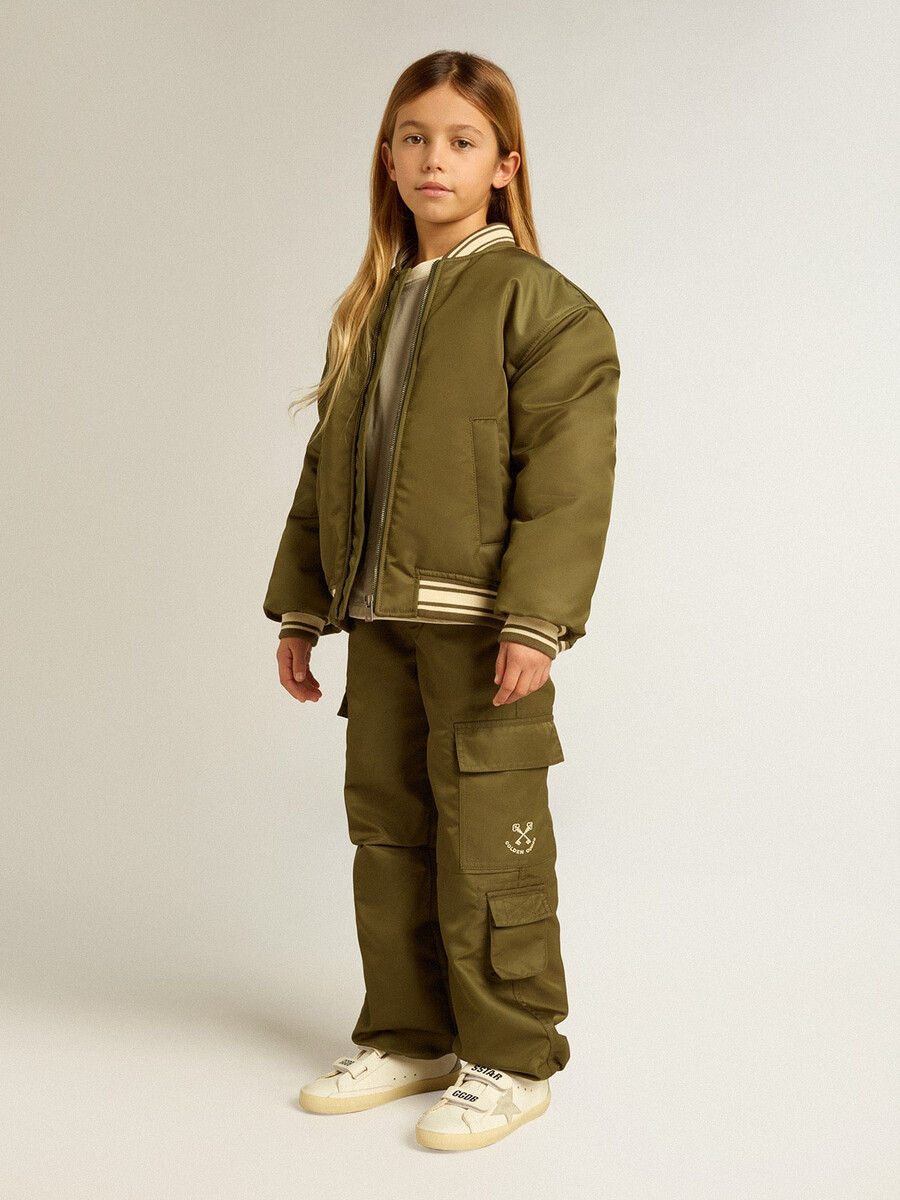 militärgrön bomberjacka i nylon för barn med text på ryggen