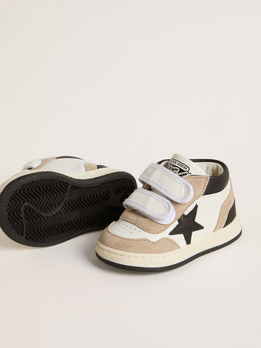 junior june i nappa med mockainlägg och svart läderstjärna