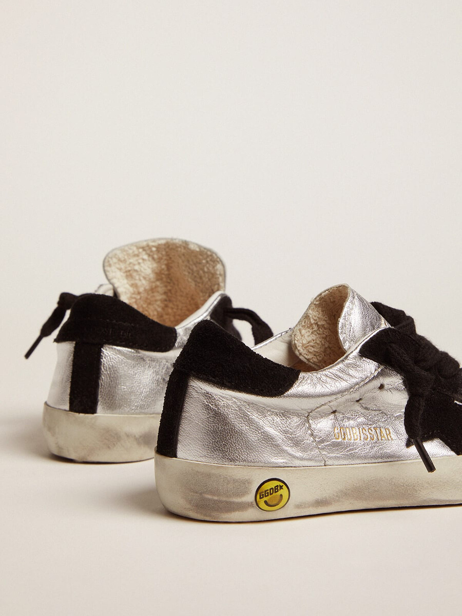 superstar-sneakers i silverfärgat läder med mockainlägg