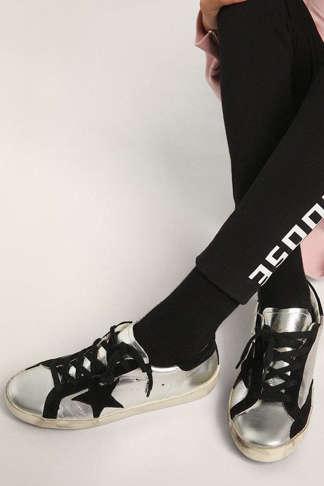 superstar-sneakers i silverfärgat läder med mockainlägg