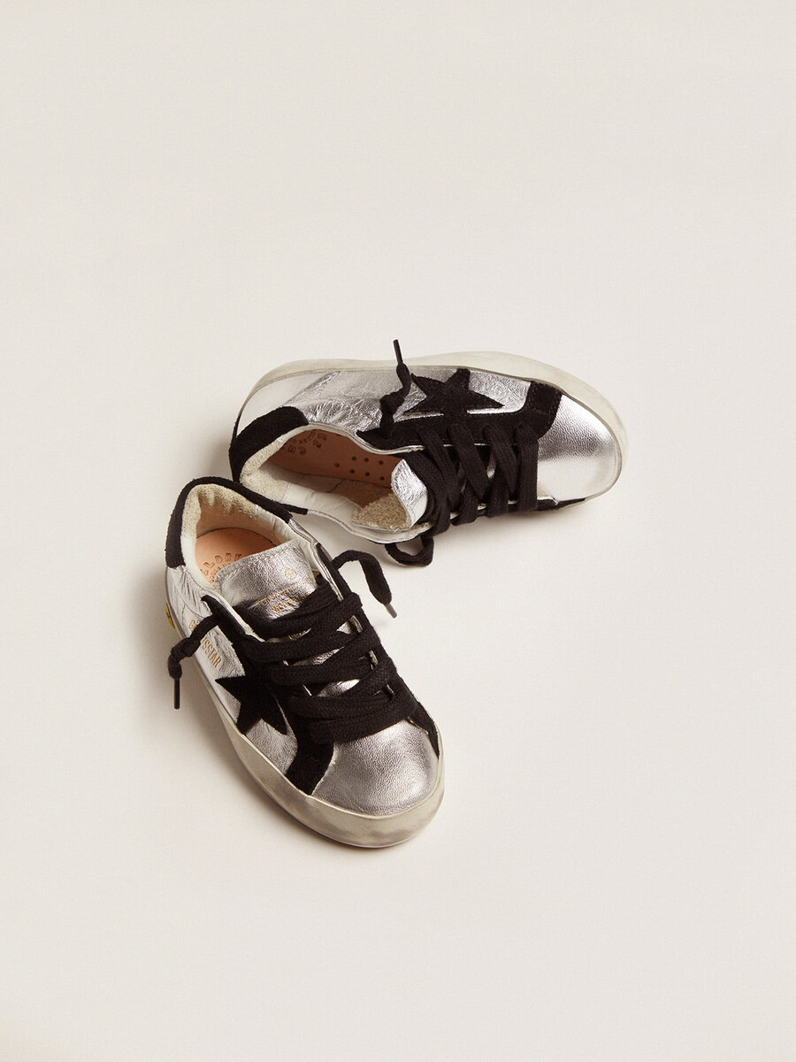 superstar-sneakers i silverfärgat läder med mockainlägg