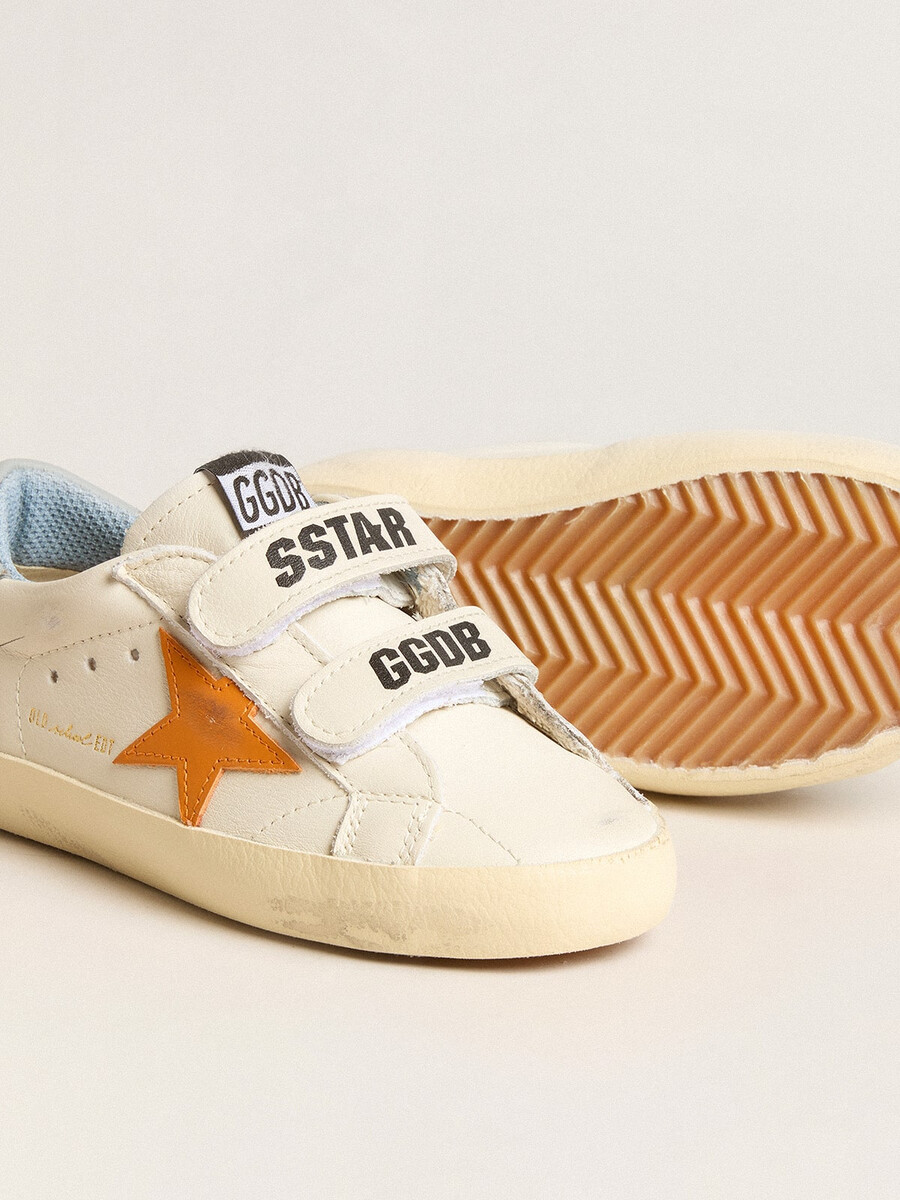 young old school i läder med orange stjärna och babyblå hälflik