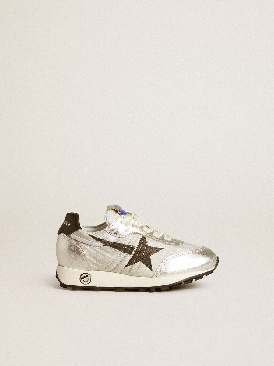 marathon young i silverfärgad nylon med svart stjärna och läderhälflik