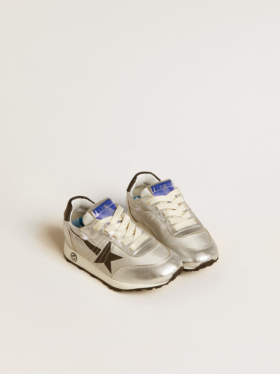 marathon young i silverfärgad nylon med svart stjärna och läderhälflik