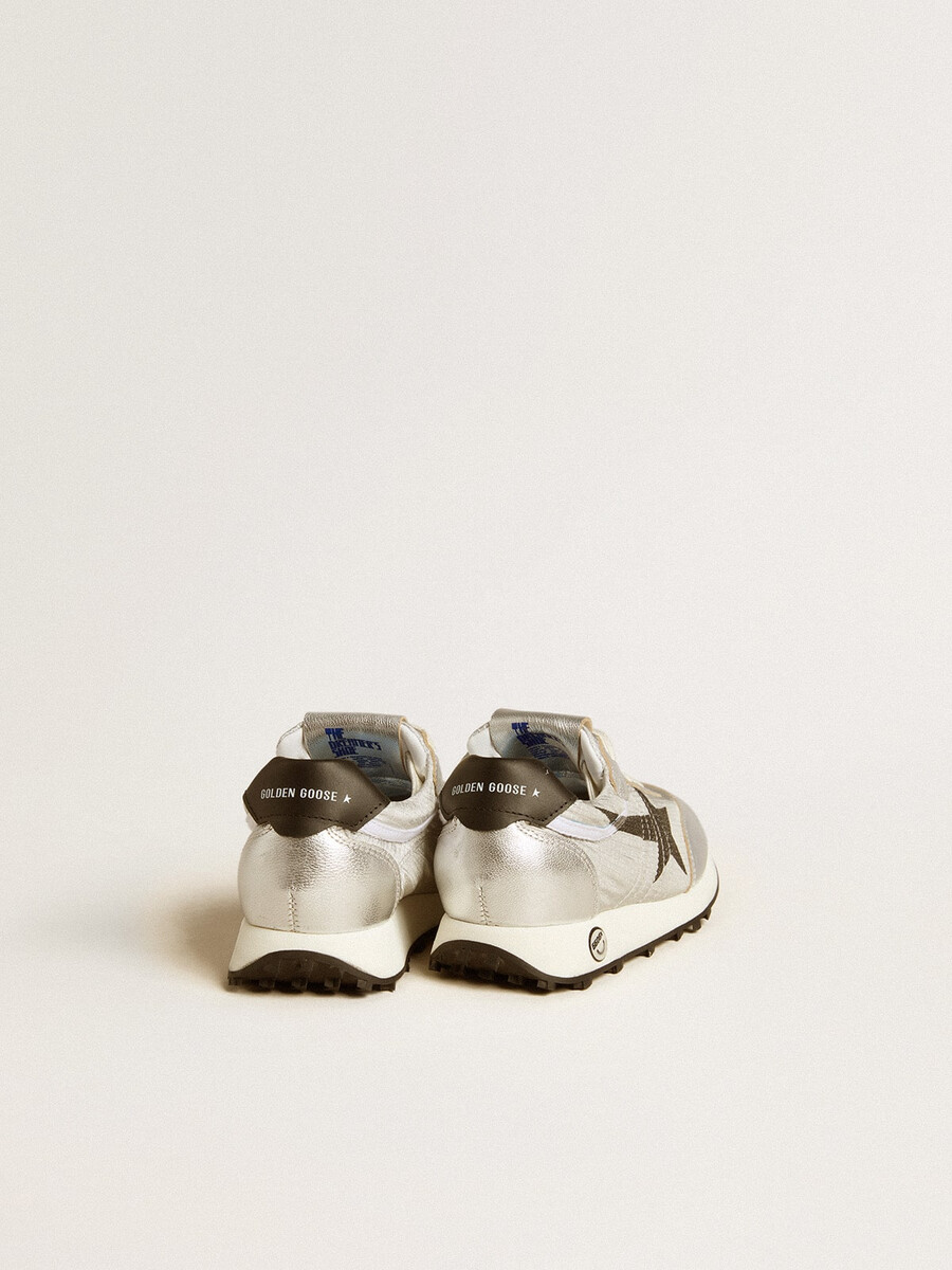 marathon young i silverfärgad nylon med svart stjärna och läderhälflik