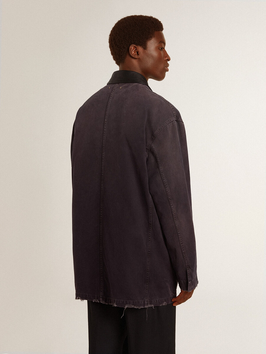 herrjeansjacka med slitna detaljer och läderkrage