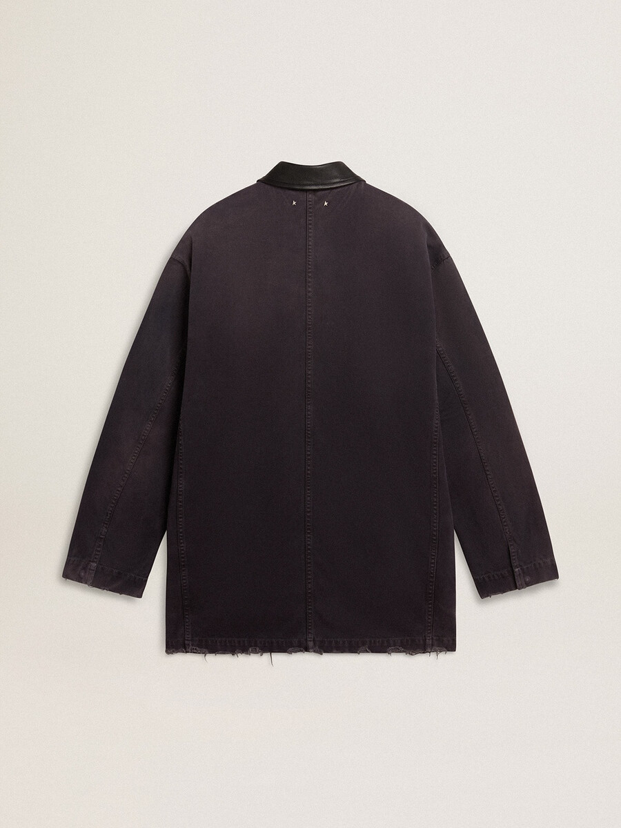 herrjeansjacka med slitna detaljer och läderkrage