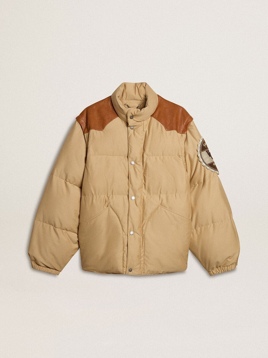 beige bomberjacka med läder och lappdetaljer