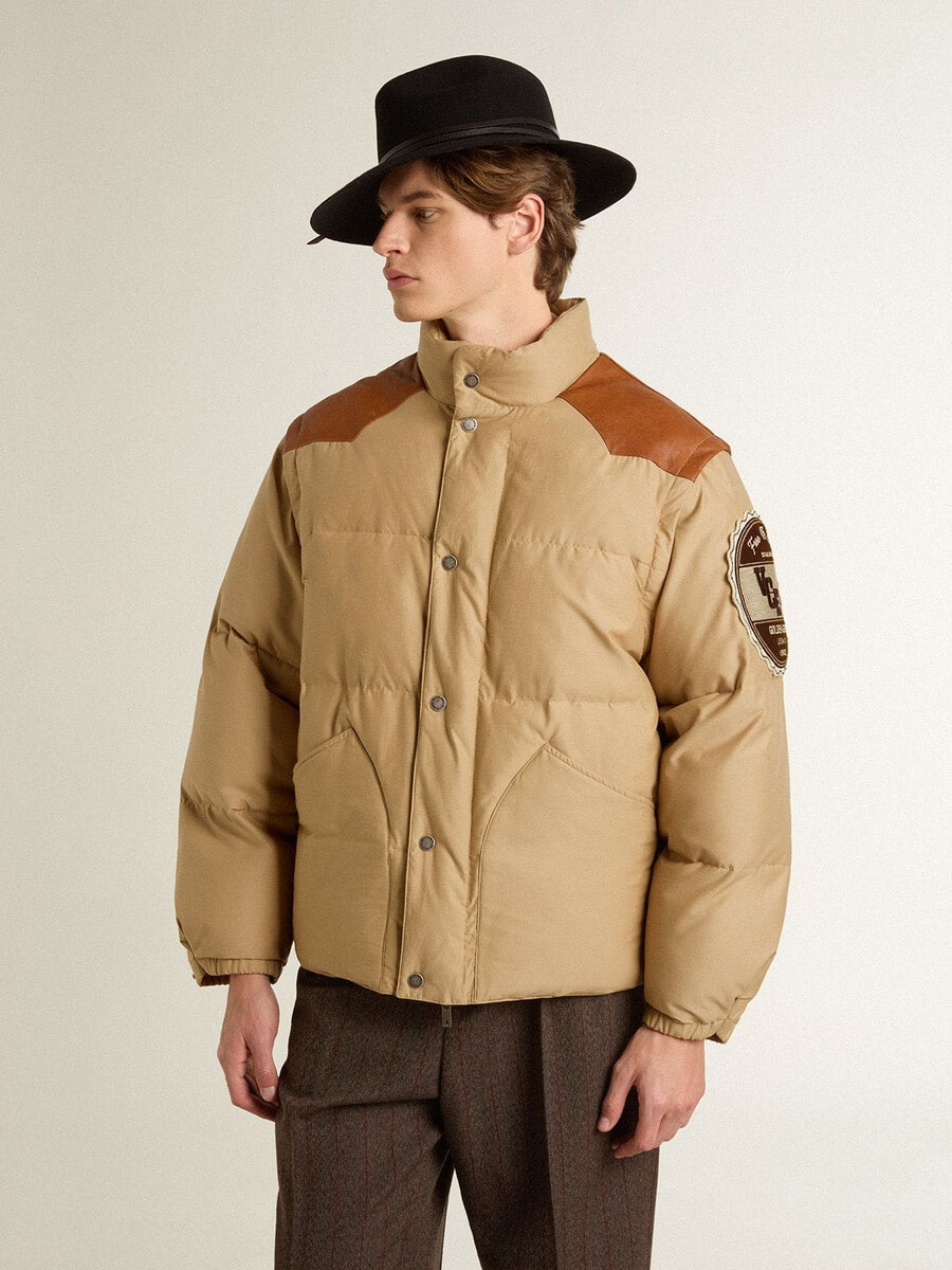 beige bomberjacka med läder och lappdetaljer