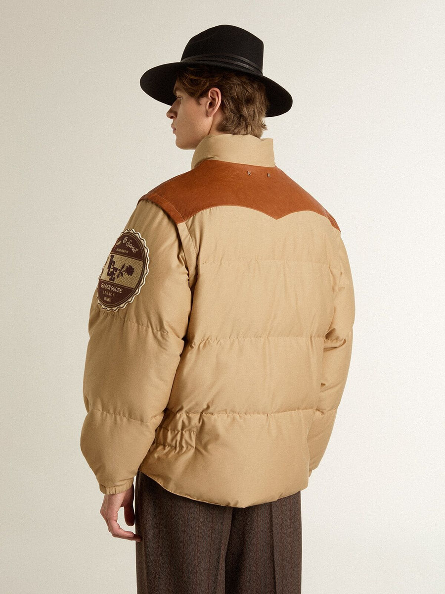 beige bomberjacka med läder och lappdetaljer