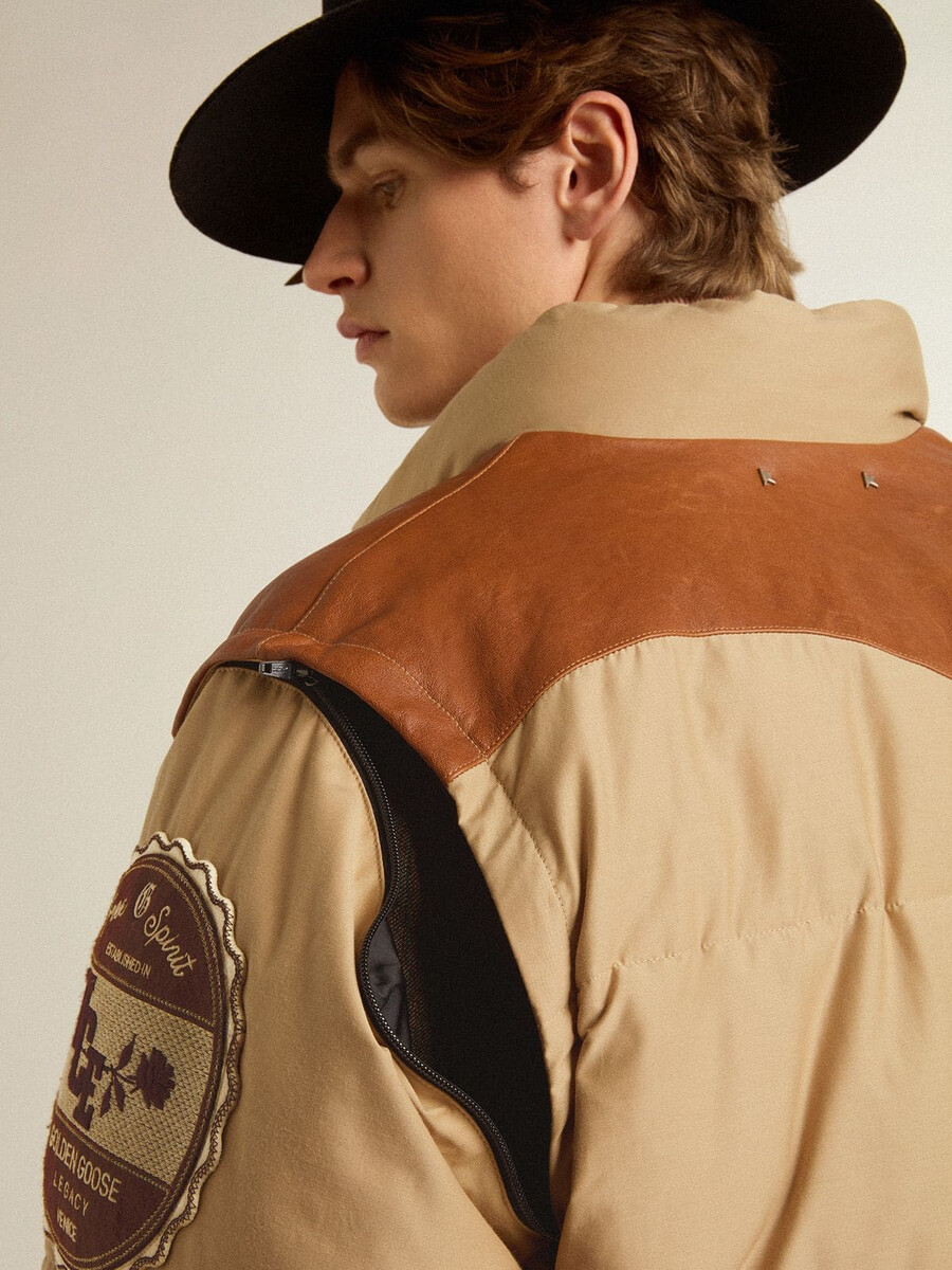 beige bomberjacka med läder och lappdetaljer