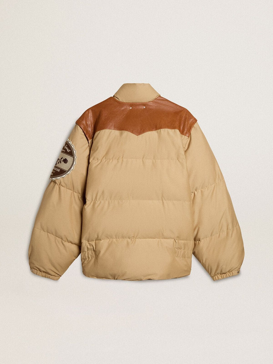 beige bomberjacka med läder och lappdetaljer