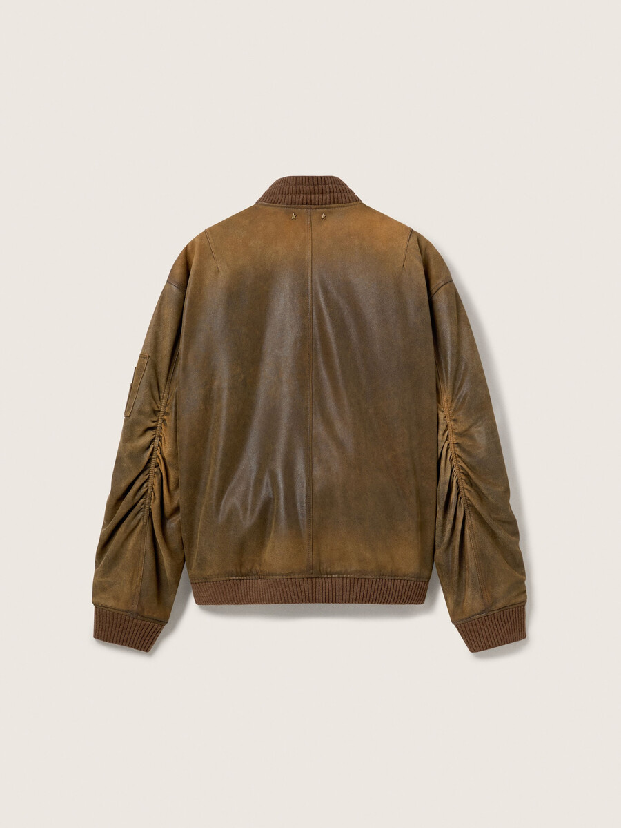 brun bikerjacka i läder med en bekväm look