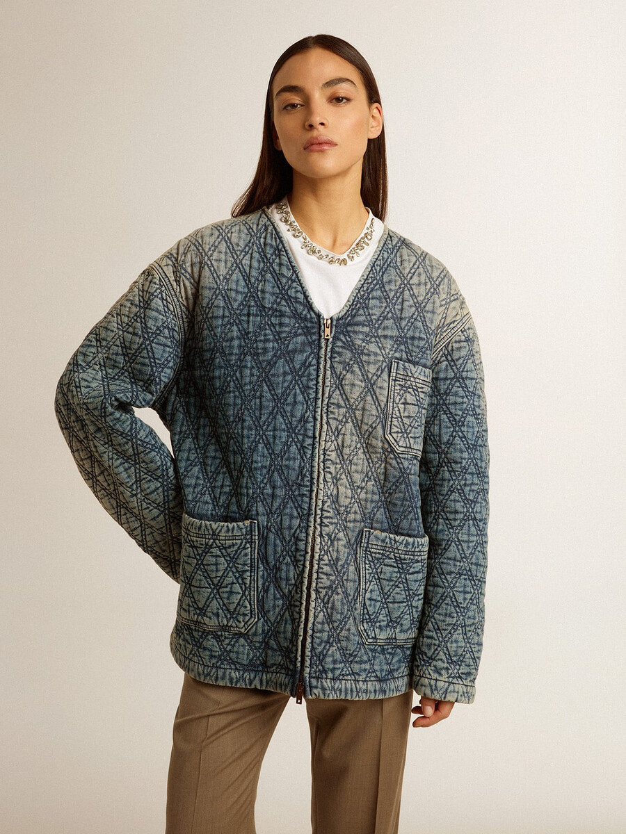blå quiltad damjacka i bomullsdenim med sliten yta