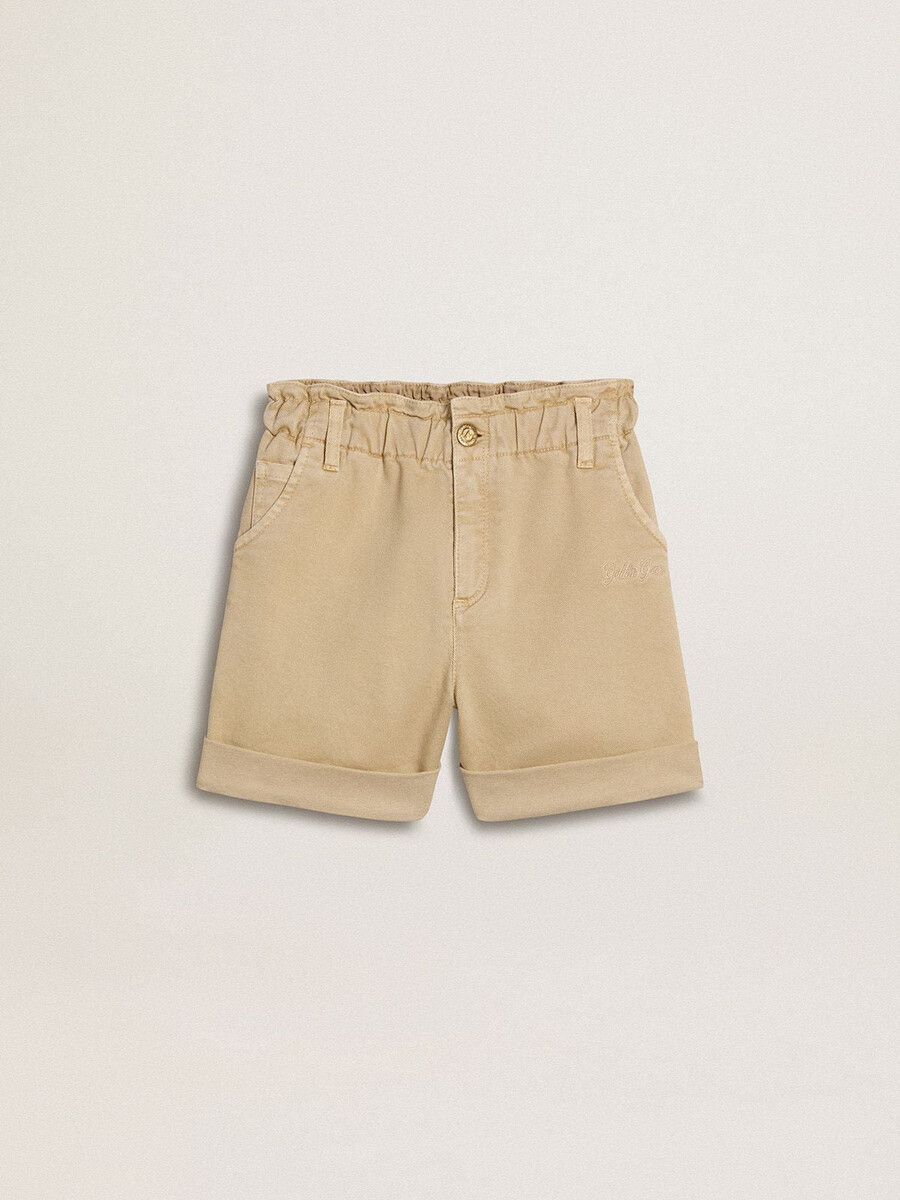 sandfärgade shorts med broderad logotyp för flickor