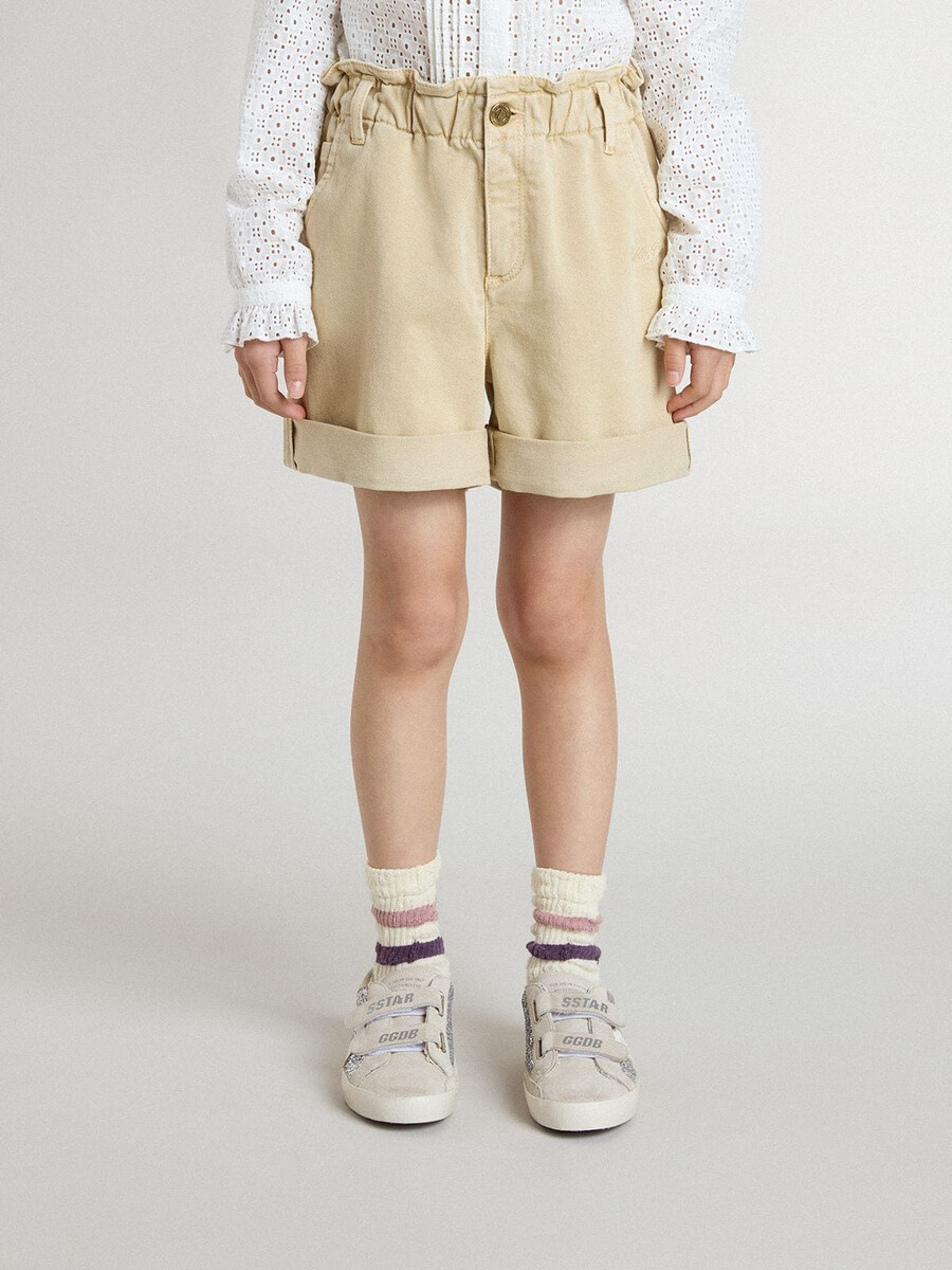 sandfärgade shorts med broderad logotyp för flickor