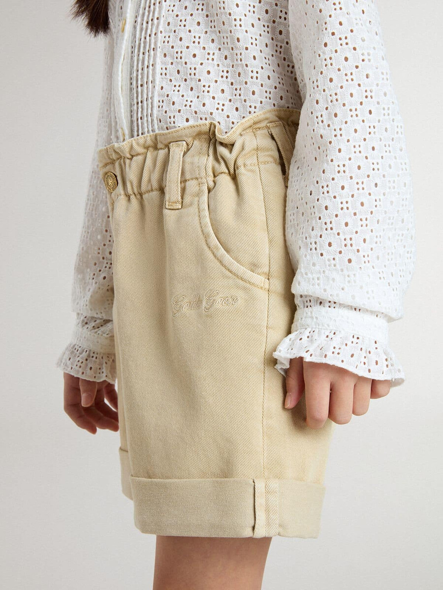 sandfärgade shorts med broderad logotyp för flickor
