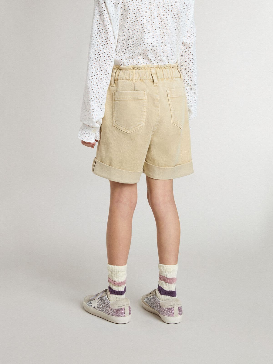 sandfärgade shorts med broderad logotyp för flickor