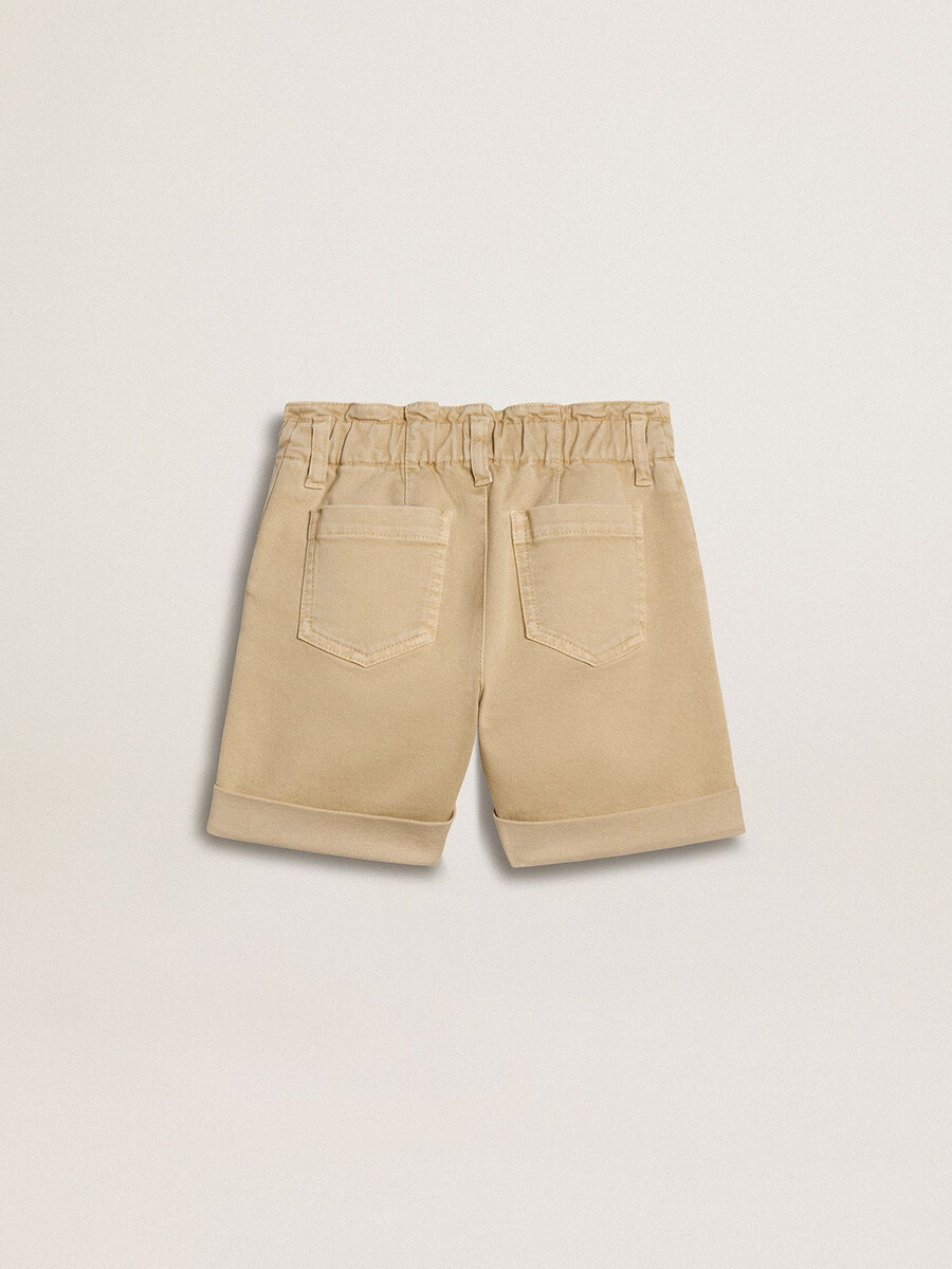 sandfärgade shorts med broderad logotyp för flickor