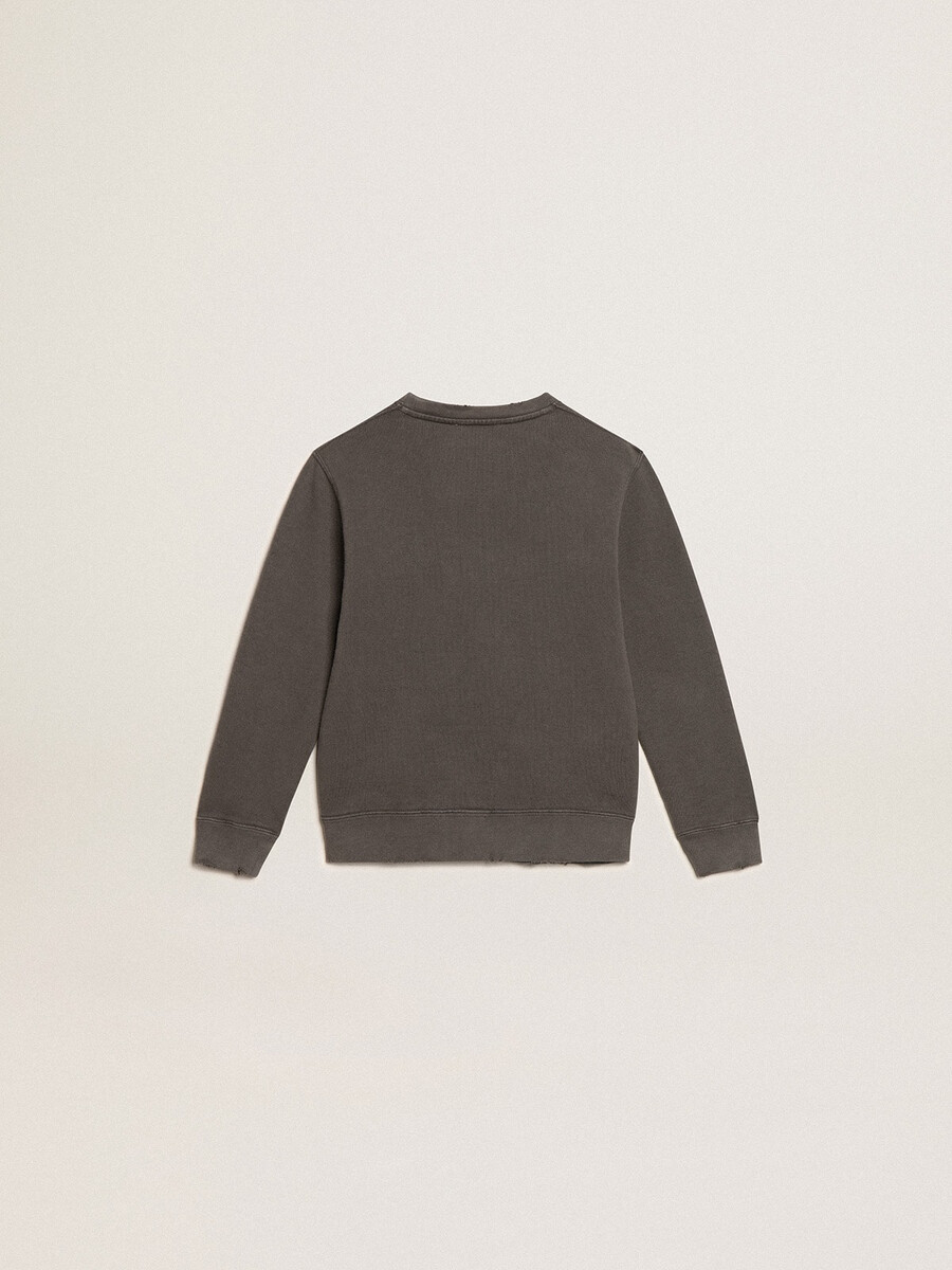 sliten grå sweatshirt med kristalltext